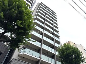 テラス神田猿楽町 緑に囲まれた前面道路から見たモダンな外観