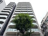 テラス神田猿楽町 緑の樹木が立つ前面道路から見た建物の外観