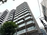 テラス神田猿楽町 街路樹を従えた落ち着いたトーンの中層マンション外観