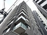 テラス神田猿楽町 下から見上げた現代的なマンション外観