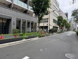 テラス神田猿楽町 緑を配した開放的なアプローチから見た建物外観と周辺街並み