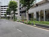 テラス神田猿楽町 緑豊かなエントランス前の道路から見た建物外観
