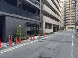アーバネックス日本橋水天宮前 赤いポールが並ぶモダンなエントランスアプローチの様子