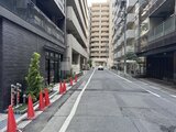 アーバネックス日本橋水天宮前 建物間の通路から見た落ち着いた街並みの雰囲気
