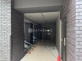 アーバネックス日本橋水天宮前 明るく開放的なエントランスホール、奥に見えるエレベーター