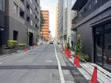 アーバネックス日本橋水天宮前 落ち着いた街並みの中、赤いコーンが配置された前面道路の様子