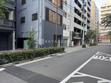 アーバネックス日本橋水天宮前 緑の植栽が配された落ち着いた印象の建物エントランス