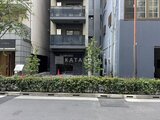 アーバネックス日本橋水天宮前 緑化されたエントランス前から見た建物の外観