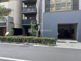 アーバネックス日本橋水天宮前 街路樹を配置したモダンな建物入口と駐車場出入口の様子