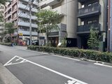 アーバネックス日本橋水天宮前 緑に囲まれたエントランスと駐車場入口の建物外観