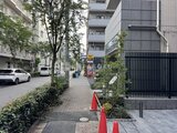 アーバネックス日本橋水天宮前 緑が映える開放的な建物エントランスと周辺街並みの様子