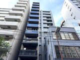 アーバネックス日本橋水天宮前 周辺建物に囲まれた立地に建つ、モダンなデザインの建物外観