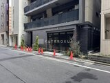 アーバネックス日本橋水天宮前 モダンな黒いタイル張りの1階店舗と上階の建物外観