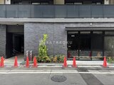 アーバネックス日本橋水天宮前 赤いコーンとタイルで整備された開放的なエントランスアプローチ