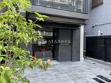 アーバネックス日本橋水天宮前 モダンな外観の建物エントランスと植栽が配置された共用部の様子