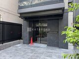 アーバネックス日本橋水天宮前 モダンな石貼り仕上げのエントランスと整えられたアプローチ