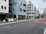 アーバネックス文京千駄木 前面道路から見た建物外観と周辺街並みの様子