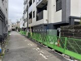 アーバネックス文京千駄木 アプローチ通路から見たモダンな建物外観と周辺街並み