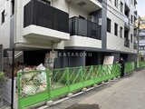 アーバネックス文京千駄木 建設中の建物外観と緑色のフェンスで囲まれた工事現場の様子