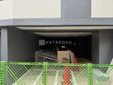 アーバネックス文京千駄木 建設中の駐車場入口、緑色の安全柵で囲まれた様子