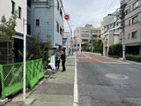 アーバネックス文京千駄木 閑静な住宅街の街角に建つ建物の外観と周辺環境