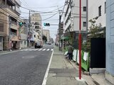 アーバネックス文京千駄木 前面道路から見た建物周辺の街並みと歩道の様子