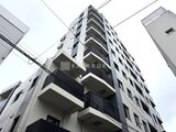 アーバネックス文京千駄木 下から見上げた白を基調とした現代的なマンション外観