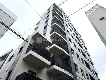 アーバネックス文京千駄木 下から見上げた白を基調とした現代的なマンション外観