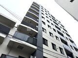 アーバネックス文京千駄木 白とグレーのモダンな外観、バルコニー付きの中層マンション