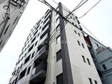 アーバネックス文京千駄木 下から見上げた白系マンションの外観全景