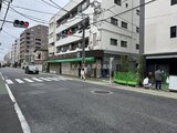 アーバネックス文京千駄木 前面道路から見た建物と周辺の街並みの様子