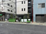 アーバネックス文京千駄木 建物入口周辺の落ち着いた街並みと建物外観