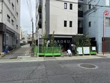 アーバネックス文京千駄木 周辺の建物に囲まれた落ち着いた街並みから見た建物外観