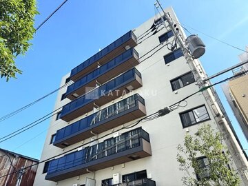 ACPレジデンス両国 青空の下に見るバルコニー付きの建物外観