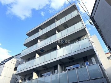 プライムブリス巣鴨ウエスト 青空に映える、モダンな外観の建物全景
