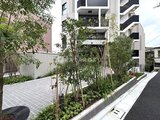クレストコート東池袋 緑豊かな庭園を配した落ち着いた印象のアプローチ