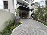 クレストコート東池袋 グレーの舗装が落ち着いた印象のエントランス前アプローチ