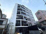 クレストコート東池袋 前面道路から見たモダンな外観の建物