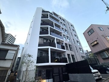 クレストコート東池袋 前面道路から見たモダンな外観の建物
