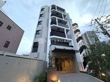 クレストコート東池袋 モダンなデザインのエントランスから見た建物外観