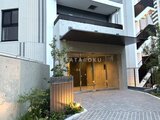 クレストコート東池袋 モダンな外観のエントランスアプローチ