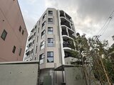 クレストコート東池袋 前面道路から見たモダンな外観の建物