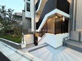 クレストコート東池袋 モダンなデザインのエントランスと前面の通路の様子