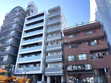 リュクス門前仲町 前面道路から見た白系モダンな建物外観