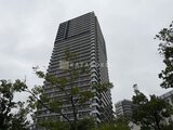 シティタワーズ東京ベイ 緑の樹木に囲まれた高層マンションの外観
