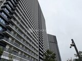 シティタワーズ東京ベイ モダンな縦ラインが特徴の高層建物の外観