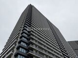 シティタワーズ東京ベイ モダンなデザインの高層マンション外観を下から見上げた様子