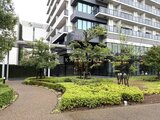 シティタワーズ東京ベイ 緑豊かな庭園に面した低層部の開放的なエントランス空間