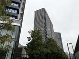 シティタワーズ東京ベイ 周辺建物と緑に囲まれた高層タワーマンションの外観