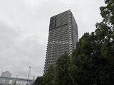シティタワーズ東京ベイ 緑に囲まれた前面道路から見たモダンなタワーマンション外観
